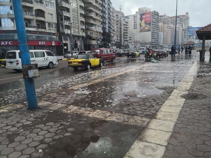 محافظ الإسكندرية للمواطنين: "محدش يمشي تحت الإعلانات والبلكونات المتهالكة غدًا"