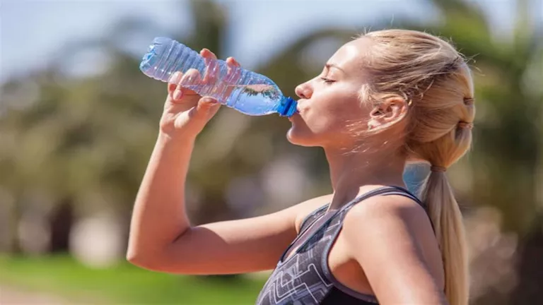 كيف يؤثر استهلاك الماء بكثرة على الكلى والجهاز العصبي؟ 