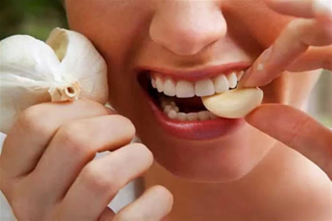 فوائد الثوم للأسنان.. إليك طريقة استخدامه