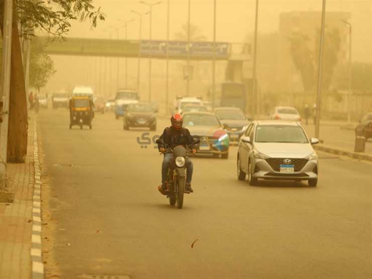 "يقعدوا في البيت".. استشاري أمراض صدرية يقدم نصائح لتجنب تأثير العواصف الترابية