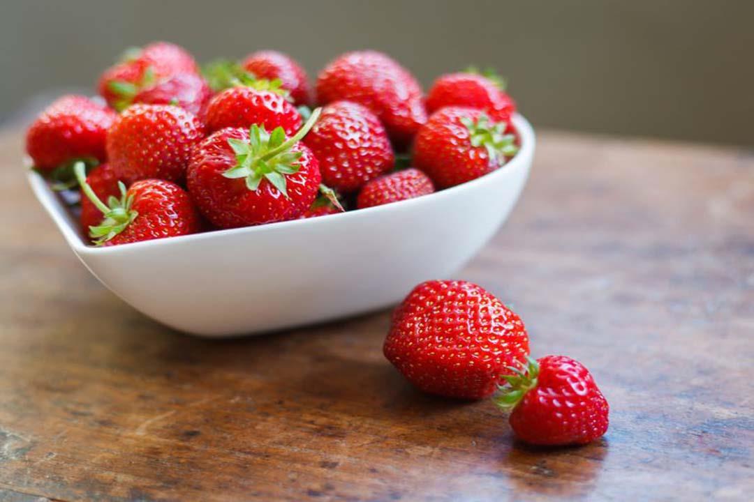 كم ثمرة فراولة يمكن تناولها في اليوم؟