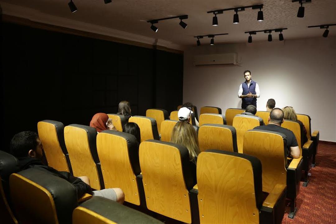 جلسة الدكتور كريم جمال مع نزلاء المعسكر