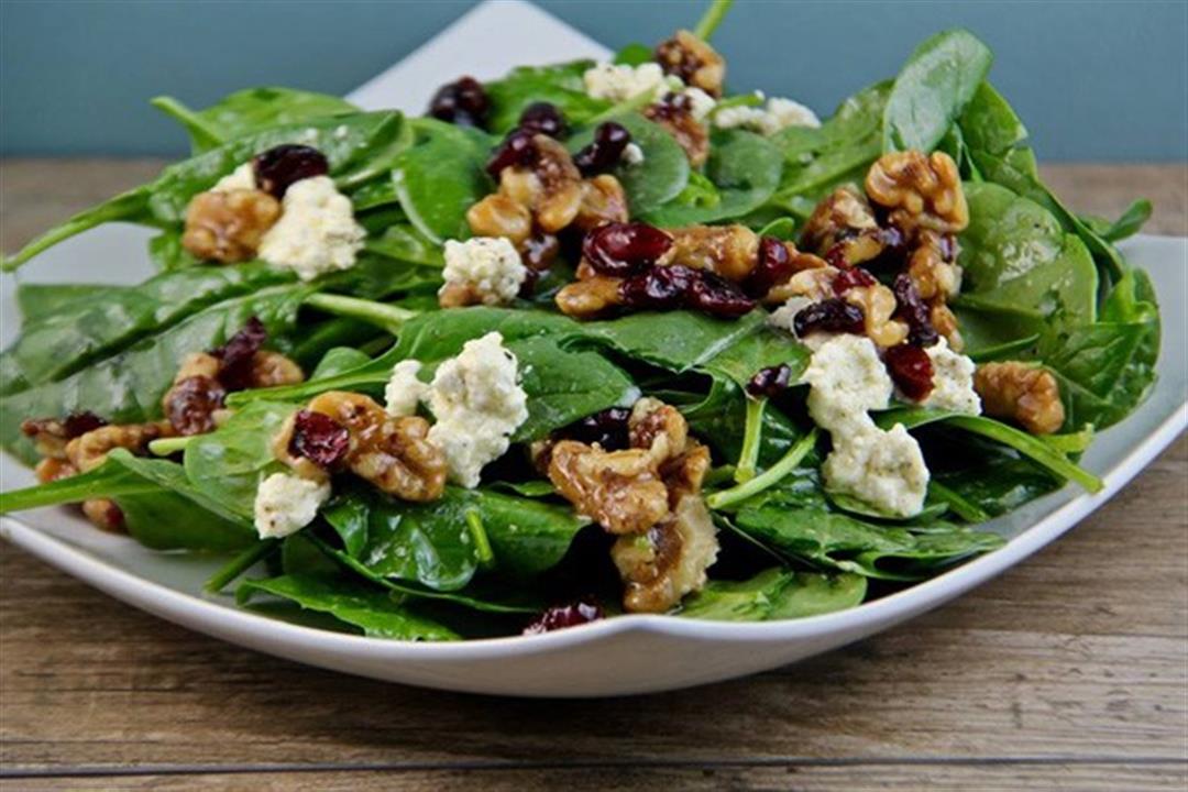 إضافة المكسرات إلى السلطة