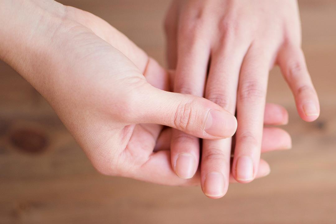 التهاب المفاصل الصدفي يؤثر على الأظافر هكذا تتجنب مخاطره الكونسلتو