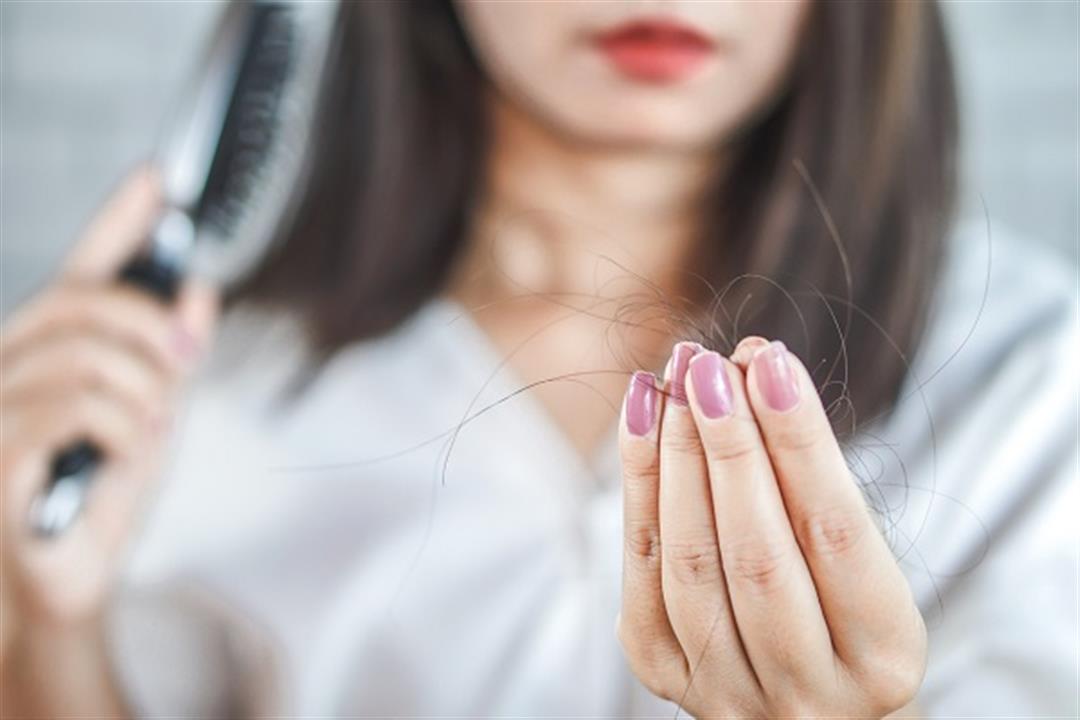 استشاري أمراض جلدية يكشف أسباب تساقط الشعر خلال الصيف