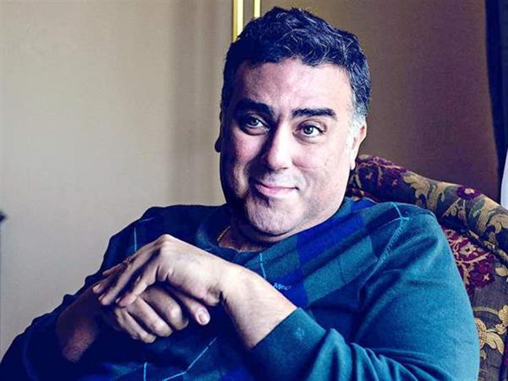 صور.. تامر حبيب يحمل ثعبانا ضخما ويداعب قردا صور.. تامر حبيب يحمل ثعبانا ضخما ويداعب قردا