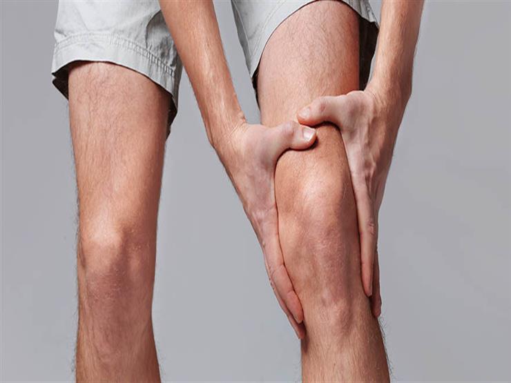 بخلاف الإصابات.. مشكلات صحية تسبب تورم الركبة