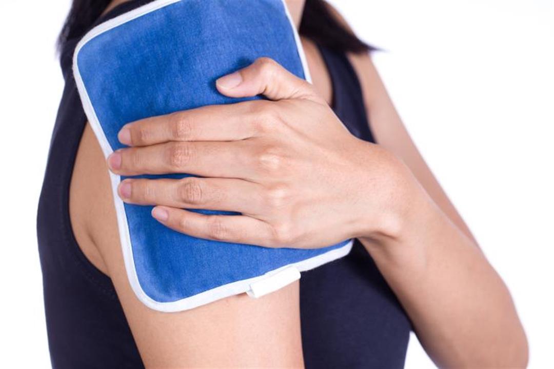 وضع كمادات باردة على موضع التطعيم