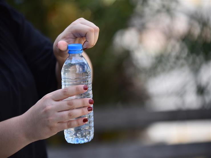 ما مدى خطورة إعادة استخدام زجاجات المياه للشرب أكثر من مرة؟ | مصراوى