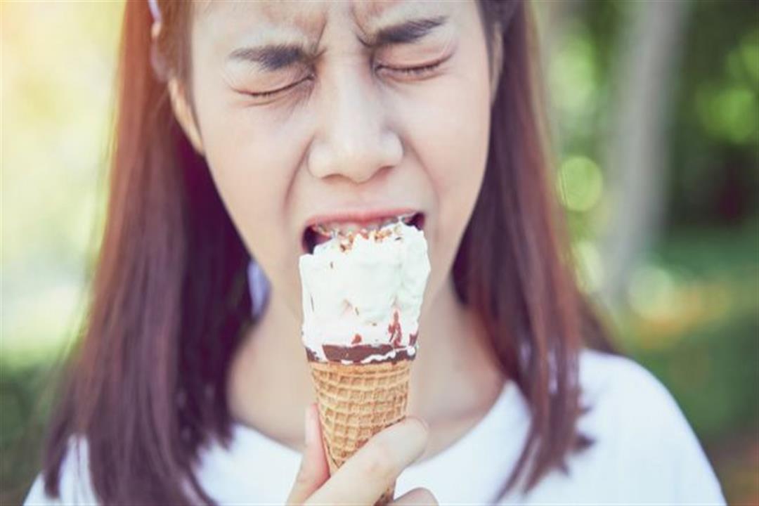لماذا يشعر البعض بألم الأسنان عند تناول الآيس كريم؟