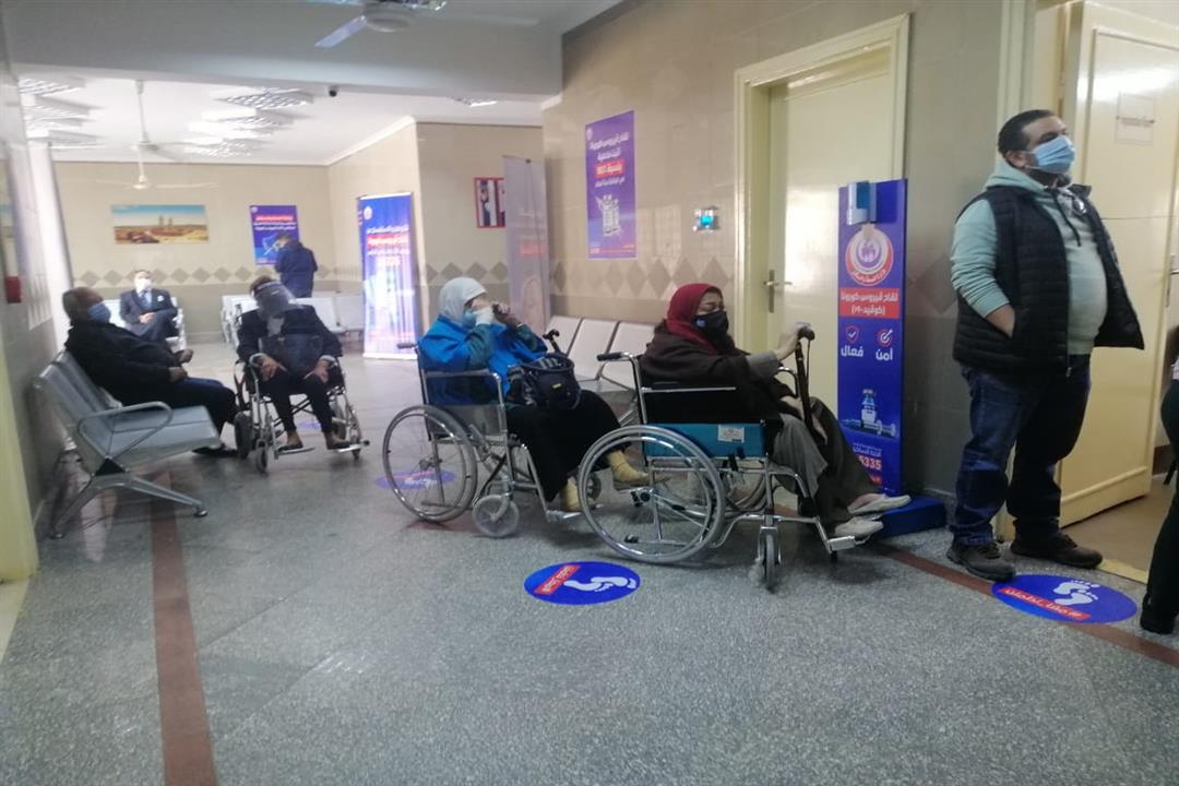 توافد المواطنين بمركز صحة القطامية لتلقي لقاح كورونا