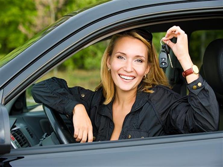 صورة في يومها العالمي.. هل المرأة أفضل من الرجل في قيادة السيارات