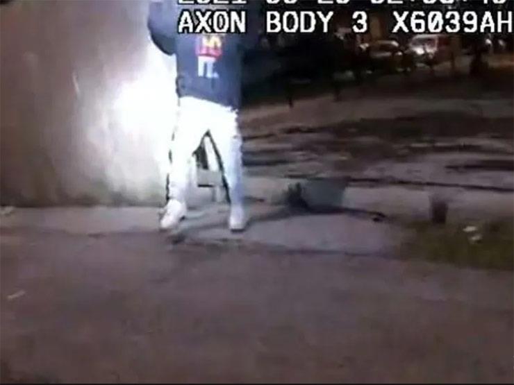 فيديو لشرطي يقتل فتى عمره 13 عامًا يثير صدمة في الولايات المتحدة فيديو لشرطي يقتل فتى عمره 13 عامًا يثير صدمة في الولايات المتحدة