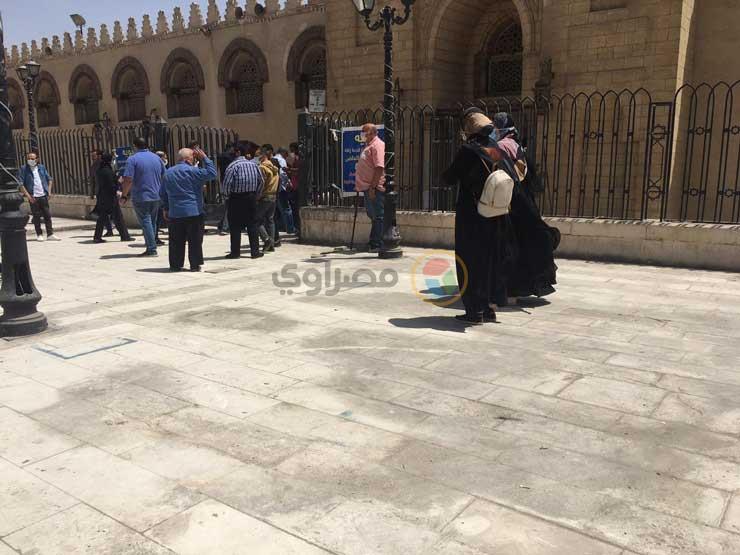 بدء صلاة الجنازة على والدة أحمد خالد صالح في مسجد عمرو بن ...