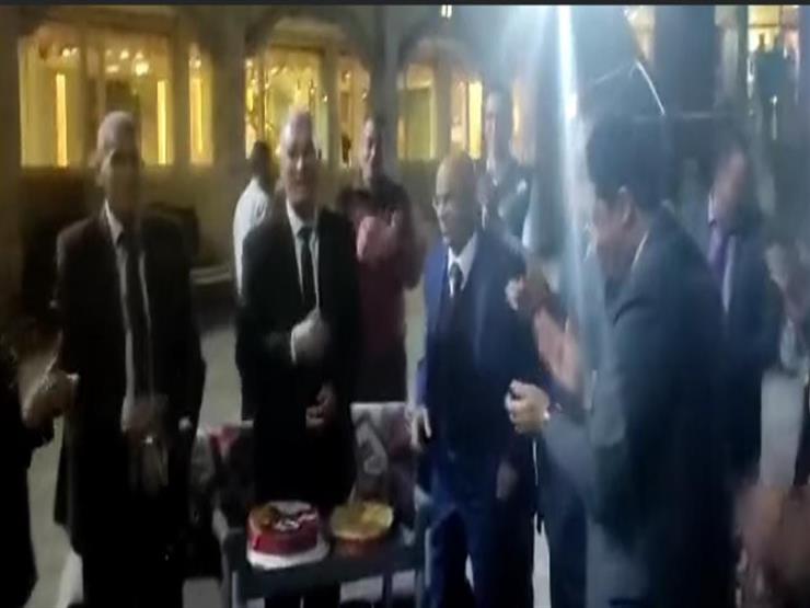 موظفون يحتفلون بعيد ميلاد رئيس مصلحة الجمارك في الإسكندرية (فيديو) موظفون يحتفلون بعيد ميلاد رئيس مصلحة الجمارك في الإسكندرية (فيديو)
