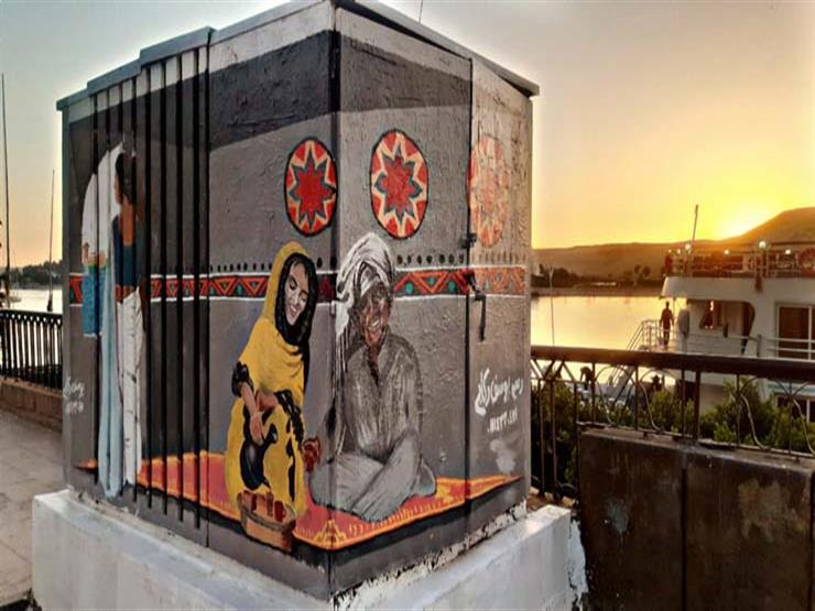 في أسوان.. فنان جرافيتي يرسم البيت النوبي على "كشك كهرباء" في أسوان.. فنان جرافيتي يرسم البيت النوبي على "كشك كهرباء"