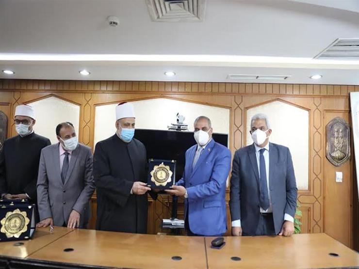 عُليا مؤتمر "التعليم والتحول الرقمي" بالأزهر تكرم نائب رئيس الجامعة للوجه القبلي عُليا مؤتمر "التعليم والتحول الرقمي" بالأزهر تكرم نائب رئيس الجامعة للوجه القبلي