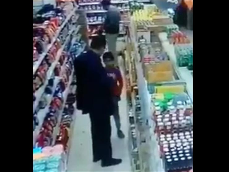 "ضربني بالقلم".. تفاصيل اعتداء شخص على طفل في المنصورة - فيديو "ضربني بالقلم".. تفاصيل اعتداء شخص على طفل في المنصورة - فيديو