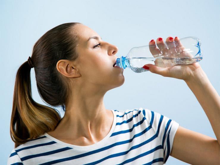   هذا ما يحدث للجسم عن شرب جالون مياه في السحور أو قبل النوم 