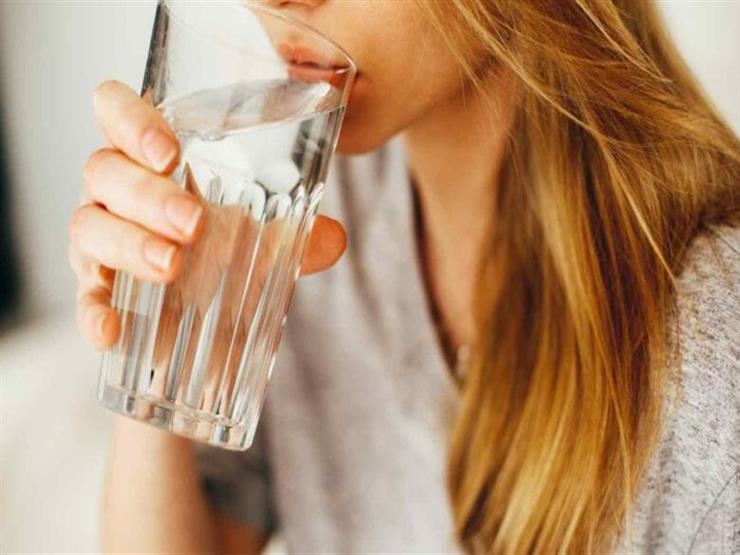 لن تتوقع المخاطر.. هذا ما يحدث لجسمك عند شرب الماء مباشرة بعد الأكل