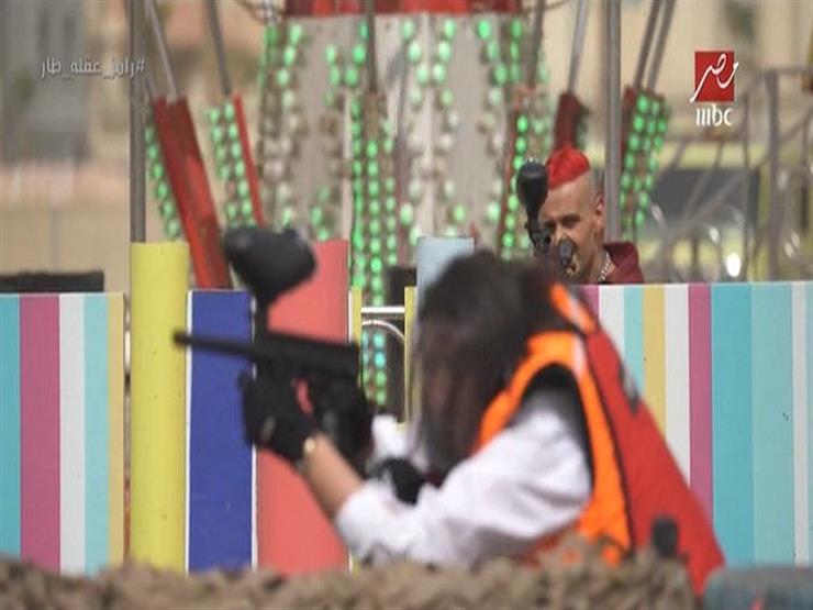 رامز جلال يختبئ ويضرب أسماء لمنور بالبندقية.. لترد غاضبًة: "ضربوني مرتين"- فيديو
