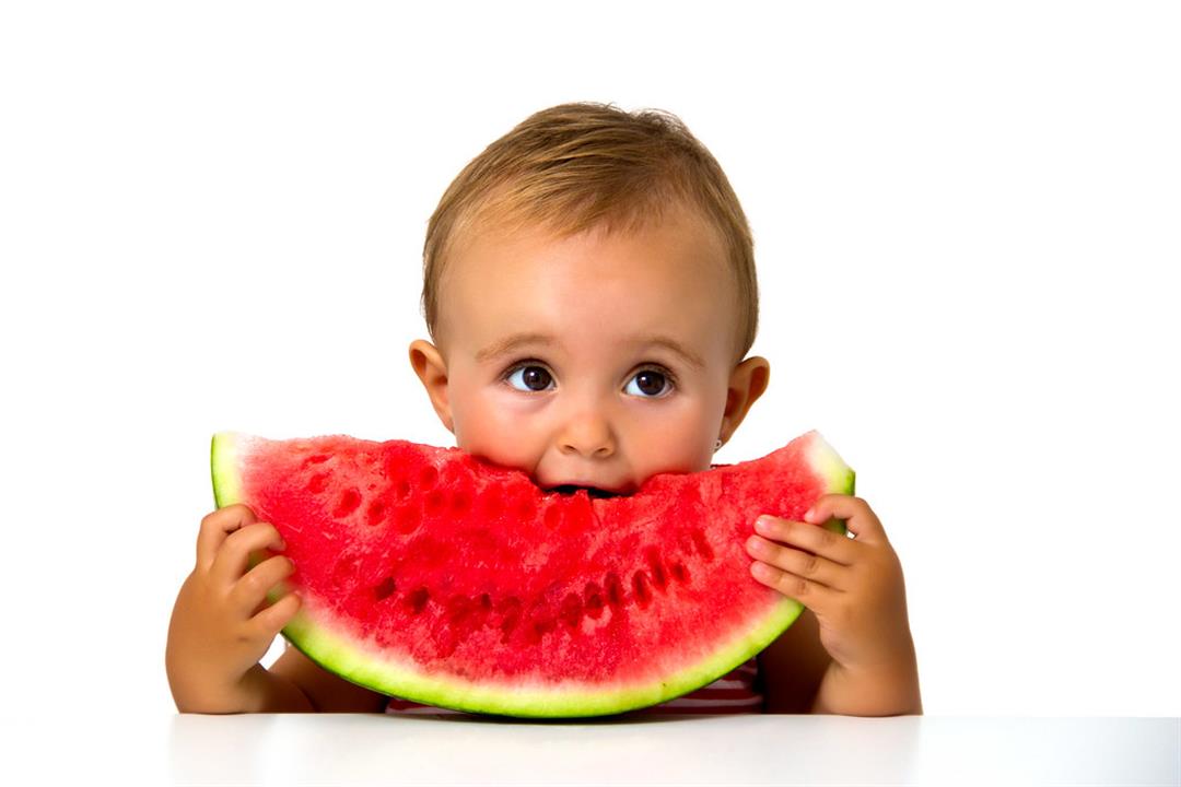 فوائد البطيخ للأطفال.. يعالج الإمساك ويقوي عظام طفلك