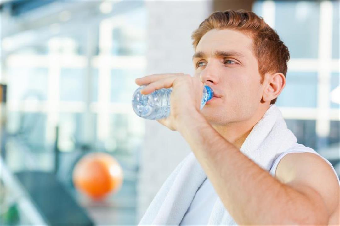 تناول الماء بهذه الطريقة خطر يهدد حياتك
