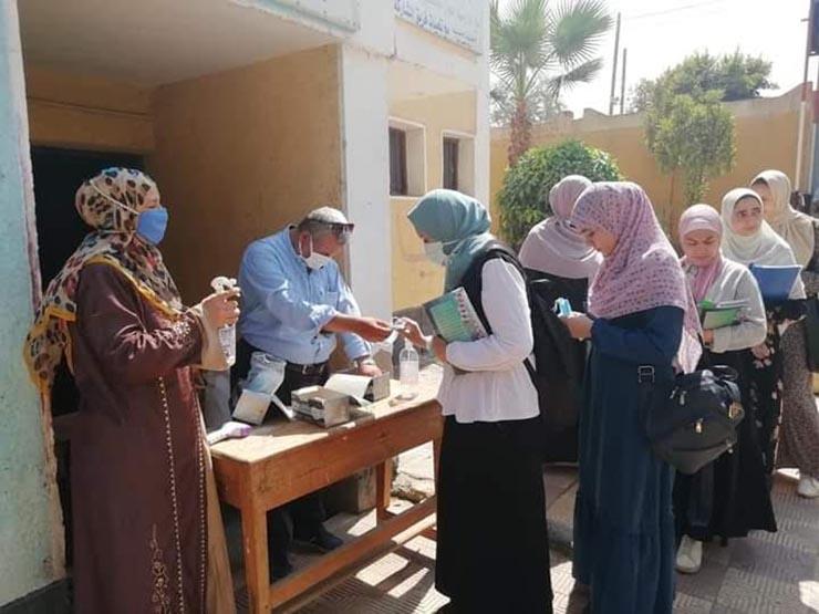 فرحة بين طلاب الثانوية العامة بأسيوط لسهولة امتحان علم النفس والاجتماع فرحة بين طلاب الثانوية العامة بأسيوط لسهولة امتحان علم النفس والاجتماع