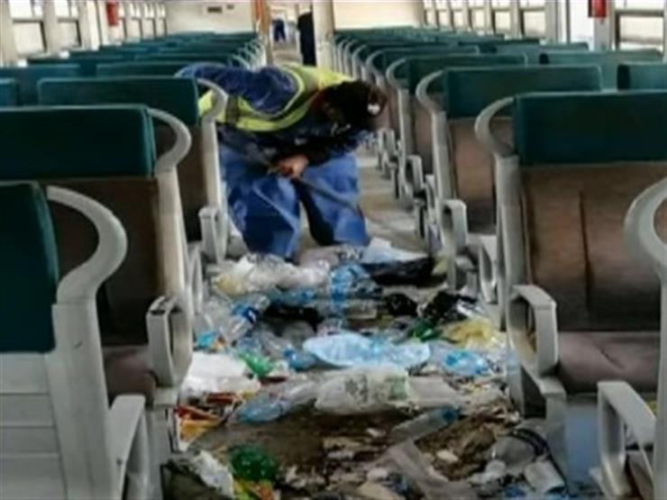 أحمد موسى عن القمامة المتراكمة في عربة القطار: "مشهد مستفز وميرضيش حد"
