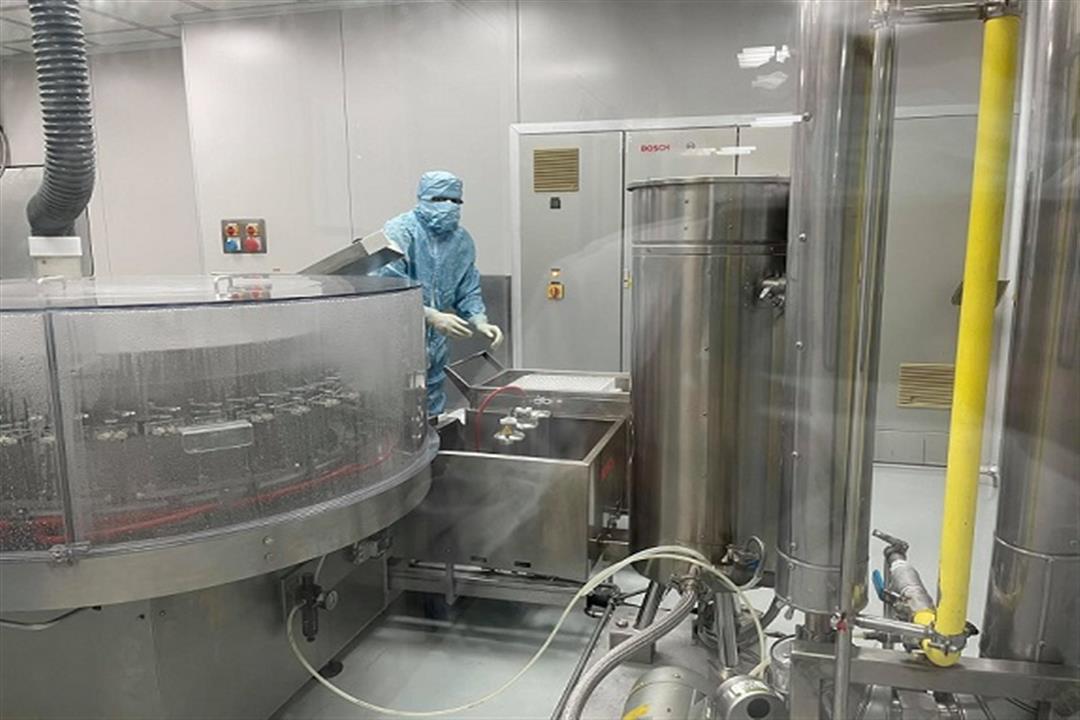 «الكونسلتو» داخل مصنع إنتاج لقاح كورونا.. 300 ألف جرعة يوميًا ووفد صيني للإشراف