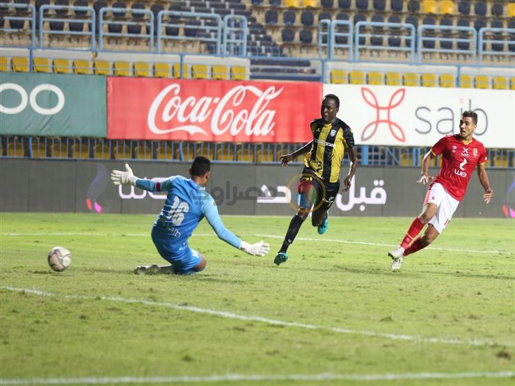 الأهلي يقلص فارق الصدارة مع الزمالك بثنائية في مرمى المقاولون الأهلي يقلص فارق الصدارة مع الزمالك بثنائية في مرمى المقاولون