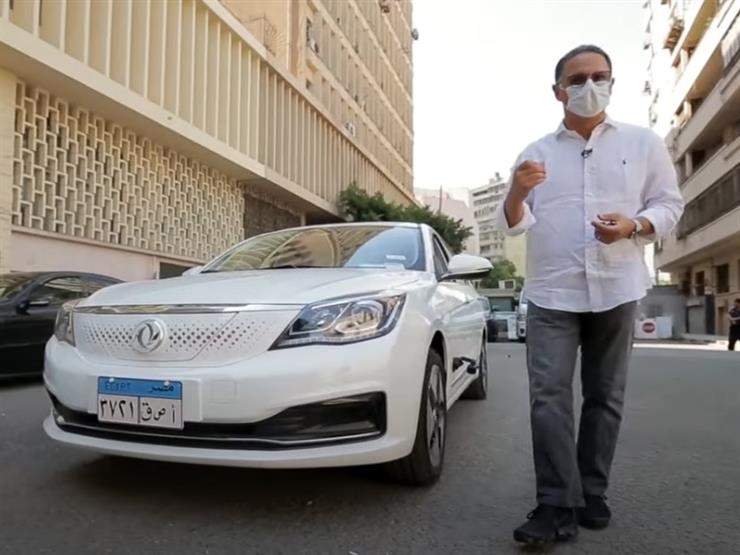 شريف عامر يجري أول تجربة حية للسيارات الكهربائية مع وزير قطاع الأعمال