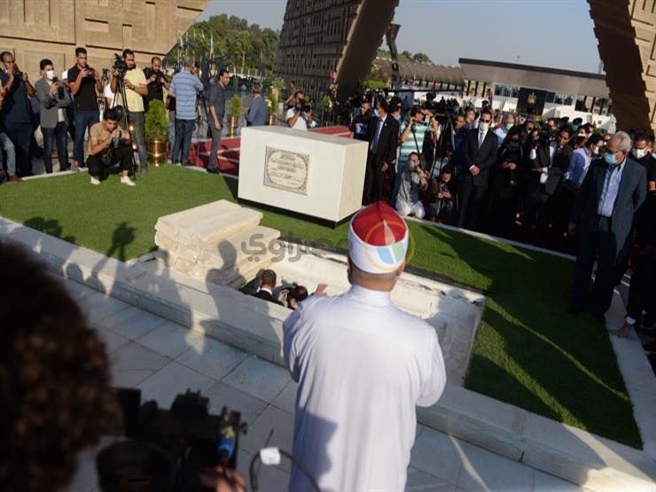 بدء عزاء جيهان السادات بمسجد المشير بحضور وزراء وشخصيات عامة بدء عزاء جيهان السادات بمسجد المشير بحضور وزراء وشخصيات عامة