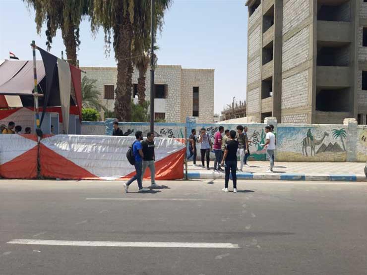 شكاوى من "الجيولوجيا".. وطلاب الثانوية سعداء بـ"التفاضل" شكاوى من "الجيولوجيا".. وطلاب الثانوية سعداء بـ"التفاضل"