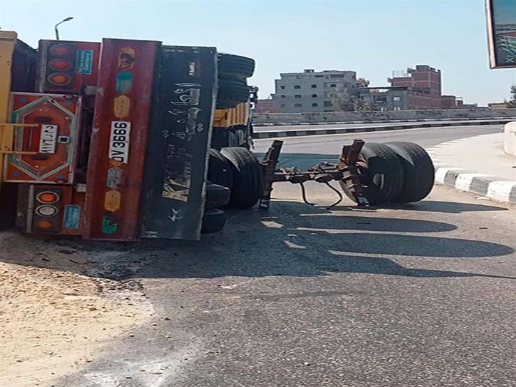 بالصور انقلاب سيارة محملة بالرمال أعلى كوبري منية سندوب في مصراوى