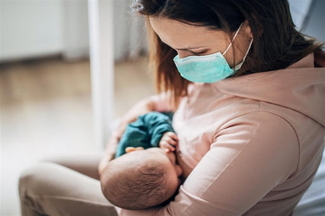 هل الرضاعة الطبيعية آمنة عند إصابة الأم بفيروس كورونا؟.. خبير يجيب 