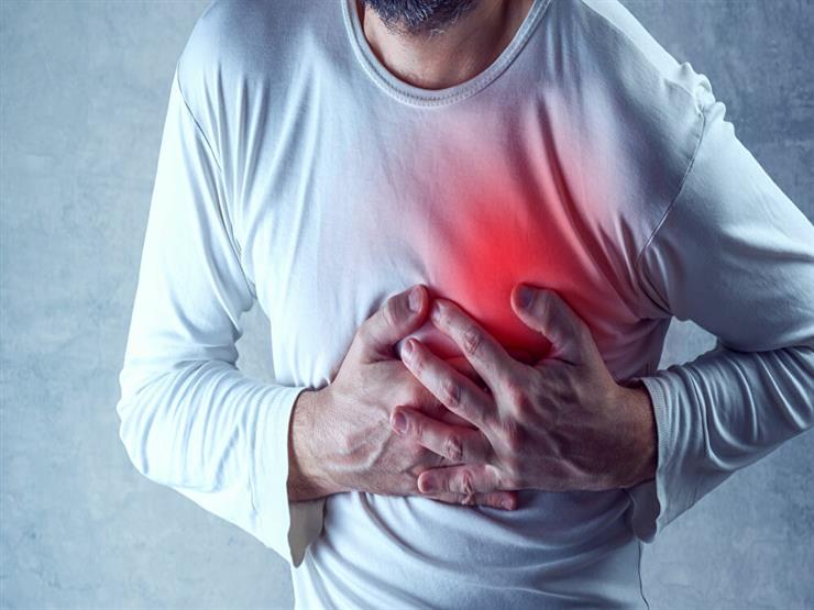 دليلك للتفرقة بين ألم الصدر والقلب.. متى يجب استشارة الطبيب؟