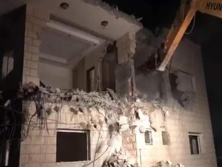 الاحتلال الإسرائيلي يجبر فلسطينيًا في القدس على هدم منزله الاحتلال الإسرائيلي يجبر فلسطينيًا في القدس على هدم منزله