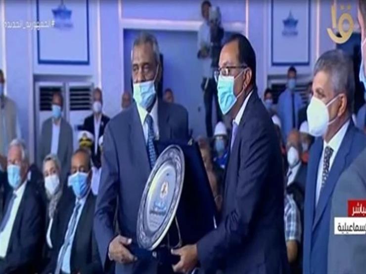 بالفيديو.. رئيس الوزراء يهدي المشير حسين طنطاوي درع الكراكة الجديدة