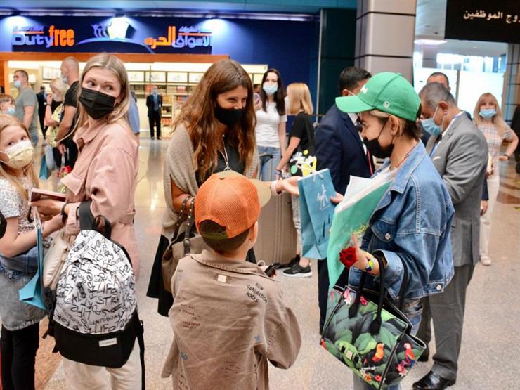 مع وصول أول وفد روسي.. السياحة توضح الإجراءات الوقائية بالمطارات- فيديو