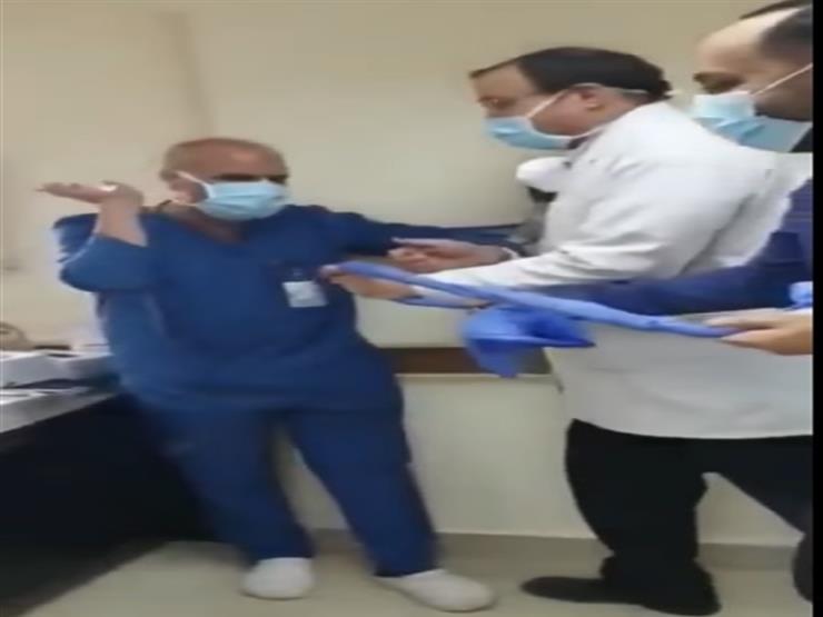 الممرض صاحب واقعة فيديو السجود للكلب باكيًا: "أتسبب في أذى ليا ولأولادي"