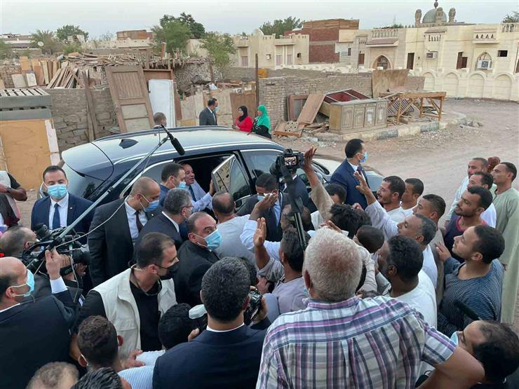 "عايز اسمع منكو الأول".. الرئيس السيسي يستمع لشكوى مواطني الرويسات (فيديو) "عايز اسمع منكو الأول".. الرئيس السيسي يستمع لشكوى مواطني الرويسات (فيديو)