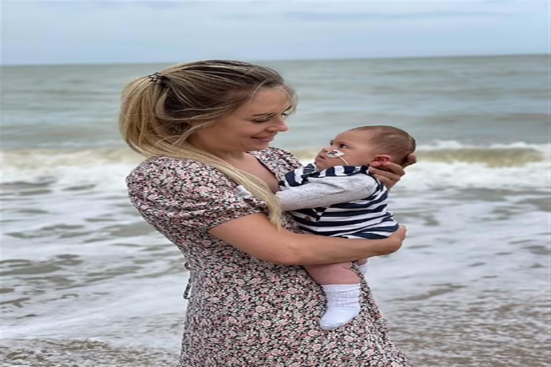 لوسيندا برفقة طفلها ليو