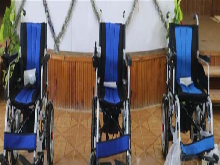 "حياة كريمة" تسلم 60 كرسيا متحركا لذوى الهمم بالسويس