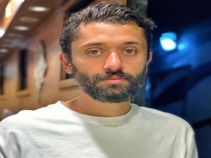 "شعرة على البنطلون".. كريم محمود عبدالعزيز على السجادة الحمراء بمهرجان الجونة (فيديو) "شعرة على البنطلون".. كريم محمود عبدالعزيز على السجادة الحمراء بمهرجان الجونة (فيديو)