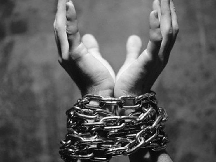 تعاني من أمراض نفسية.. حقيقة قيام أخ بتقييد شقيقه بالسلاسل في قنا تعاني من أمراض نفسية.. حقيقة قيام أخ بتقييد شقيقه بالسلاسل في قنا