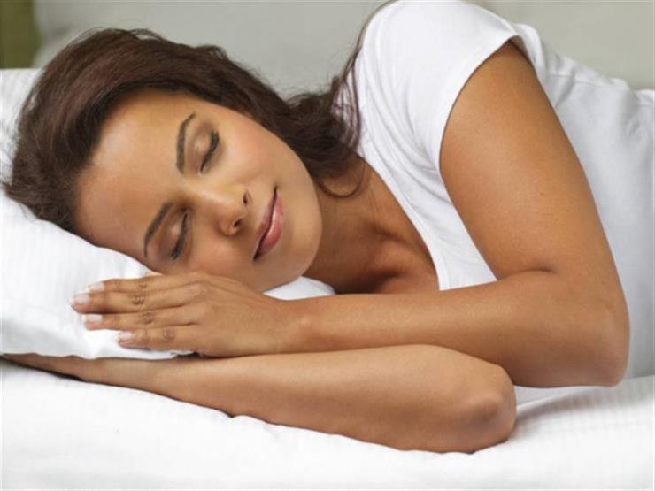 طبيبة تحدد الأوضاع الصحية المفيدة للنوم.. احذر هذا الوضع
