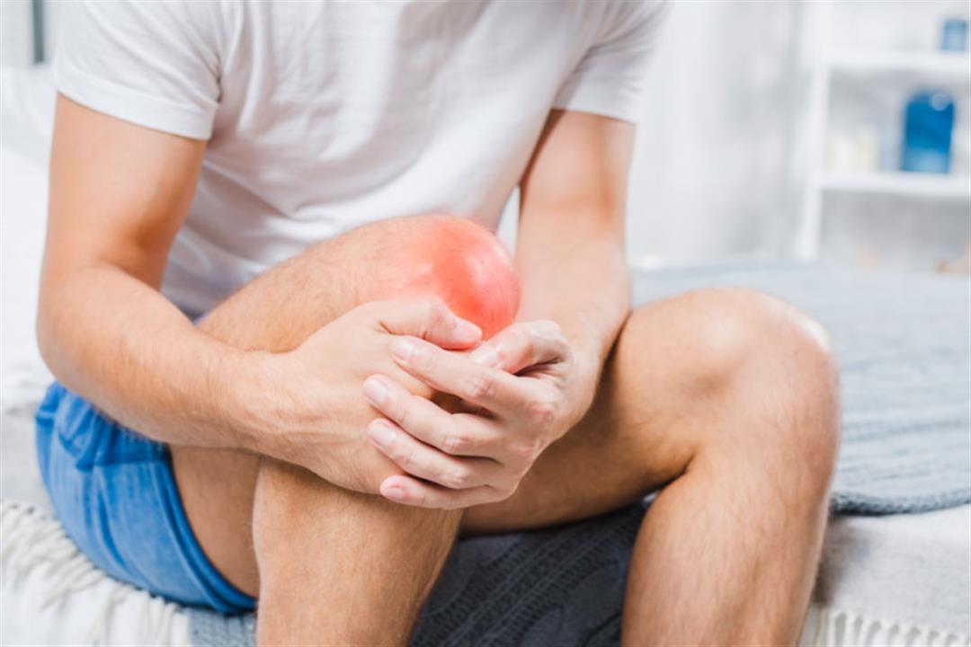 أسباب رئيسية لألم الركبة عند الجلوس- دليلك للعلاج