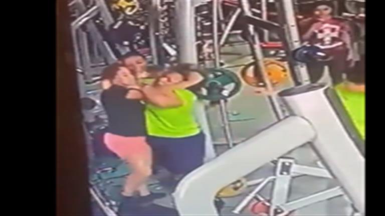 “شدوا شعر بعض”.. معركة نسائية شرسة في “الجيم” لسبب غير متوقع (فيديو) “شدوا شعر بعض”.. معركة نسائية شرسة في “الجيم” لسبب غير متوقع (فيديو)