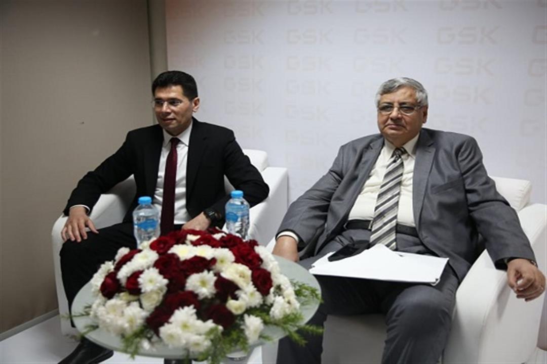 الدكتور عوض تاج الدين خلال إطلاق علاج جدید للسدة الرئویة